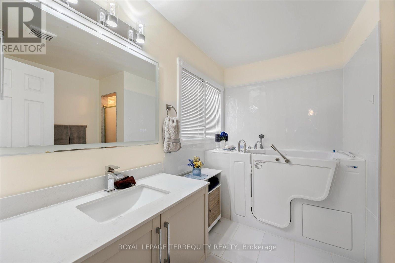 15 Waring Avenue, Whitby, Ontario  L1M 1G4 - Photo 18 - E12405894