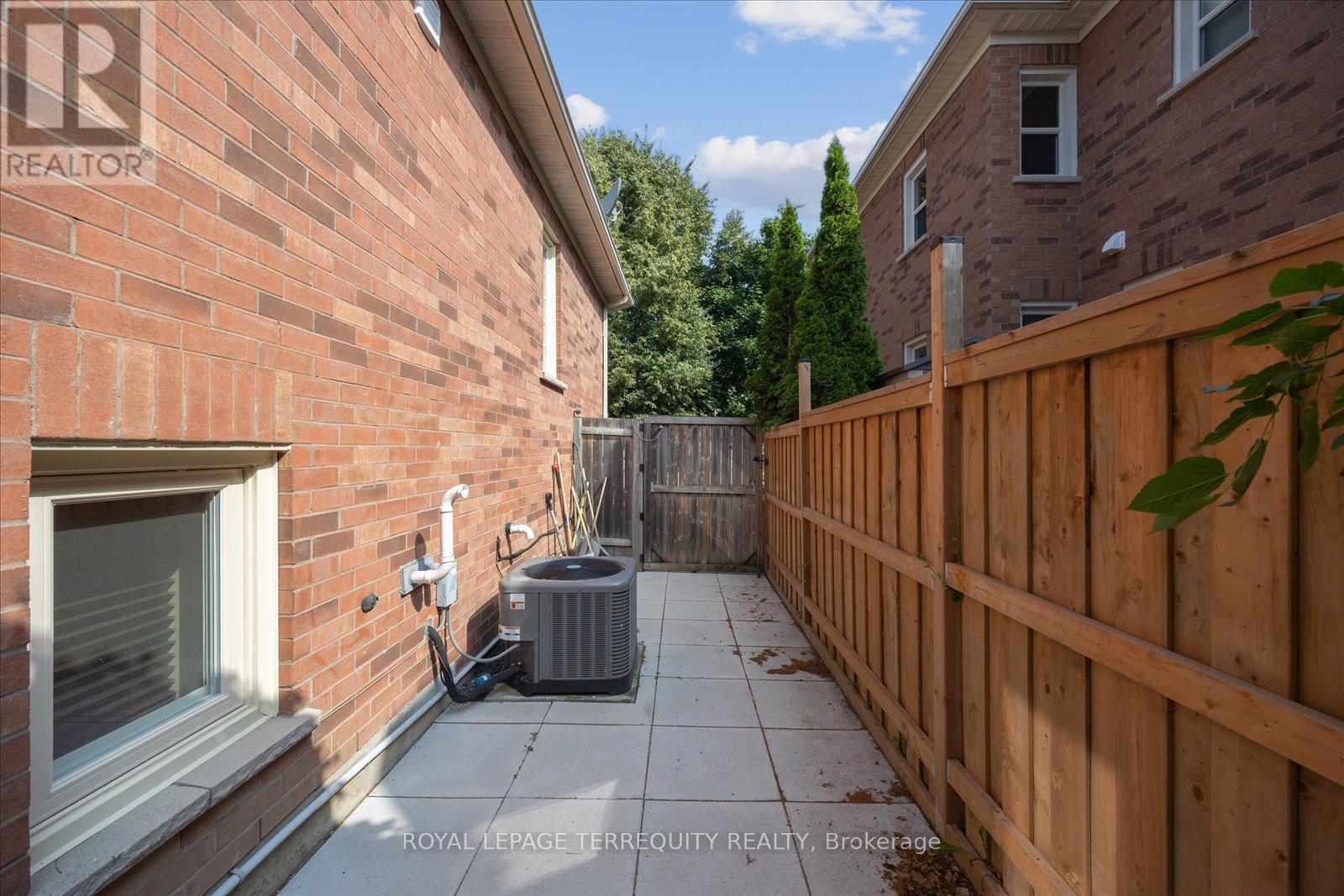 15 Waring Avenue, Whitby, Ontario  L1M 1G4 - Photo 34 - E12405894