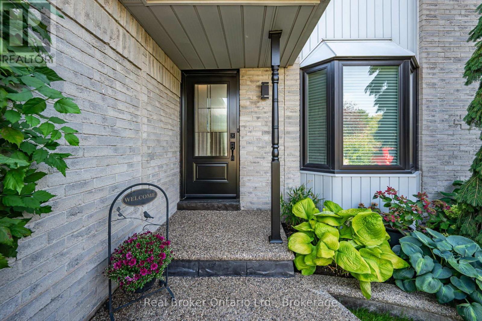 163 Ross Lane, Oakville, Ontario  L6H 5K3 - Photo 4 - W12406013