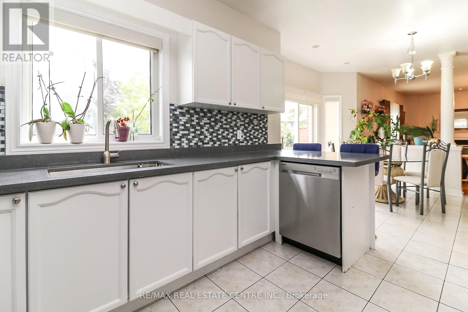 1 Sandringham Drive, Barrie, Ontario  L4N 0J9 - Photo 12 - S12405886