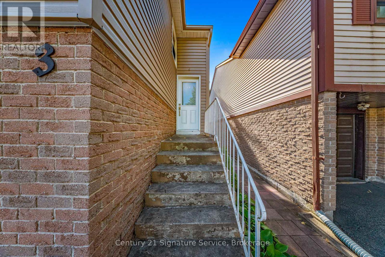 3 Majestic Crescent, Brampton, Ontario  L6S 3N1 - Photo 4 - W12405911