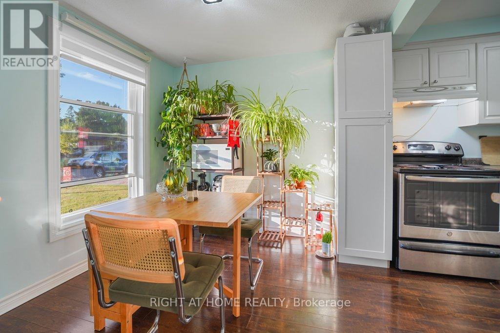146 Greendale Crescent, Kitchener, Ontario  N2A 2R6 - Photo 6 - X12404043