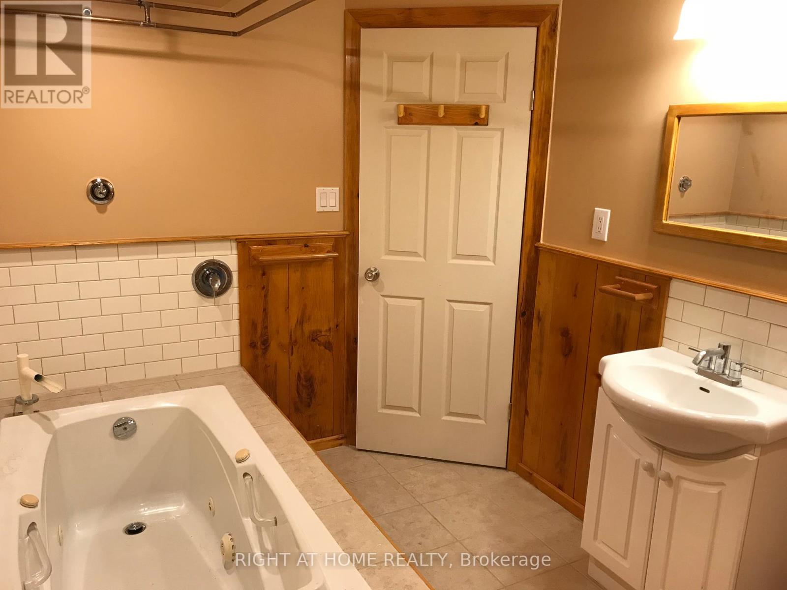 220 King Street, Kawartha Lakes, Ontario  K0M 2T0 - Photo 16 - X12405841