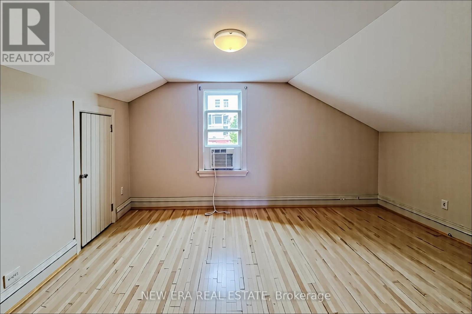 16 Welland Street S, Thorold, Ontario  L2V 2B4 - Photo 6 - X12405062