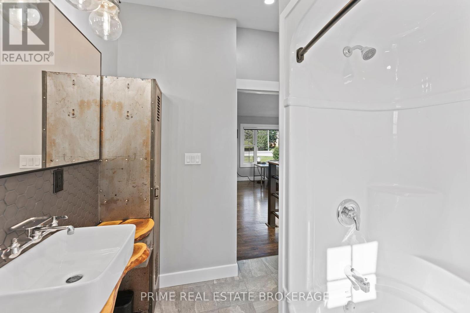 28346 Centre Road, Strathroy-Caradoc, Ontario  N7G 3C4 - Photo 17 - X12406200