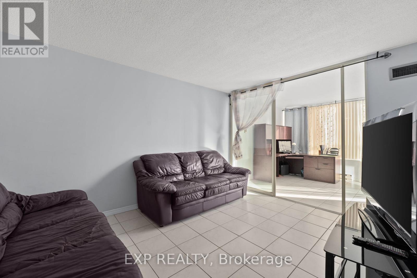 521 - 32 Clarissa Drive, Richmond Hill, Ontario  L4C 9R7 - Photo 10 - N12406080
