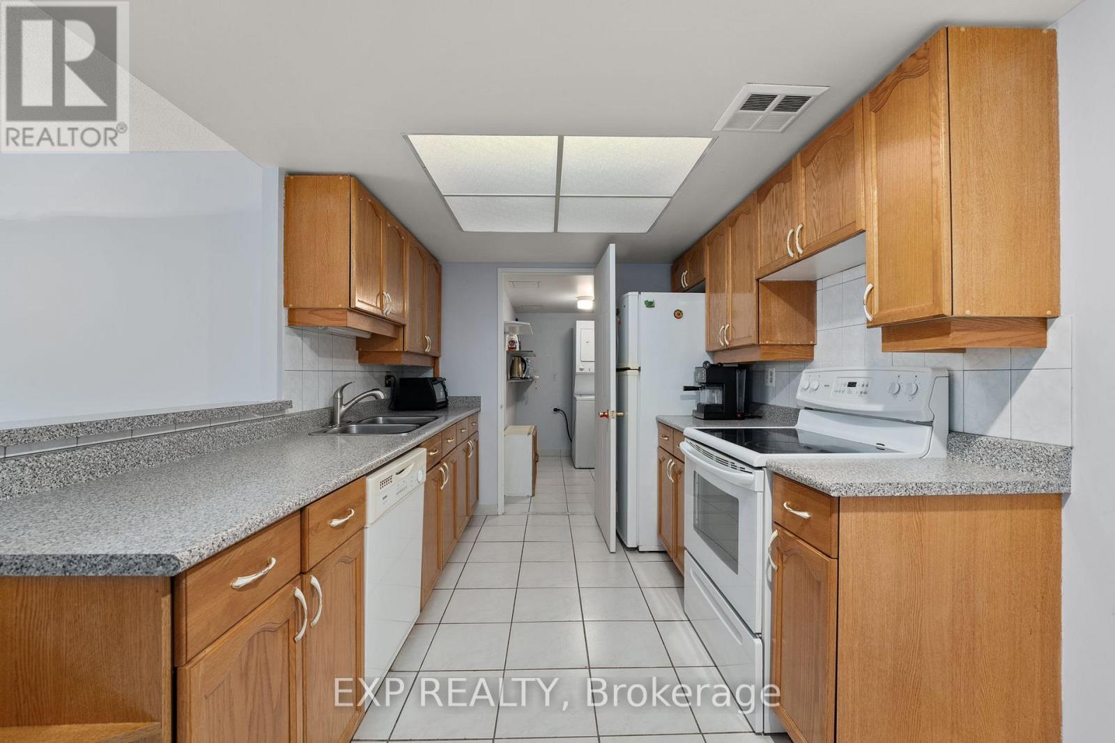 521 - 32 Clarissa Drive, Richmond Hill, Ontario  L4C 9R7 - Photo 6 - N12406080