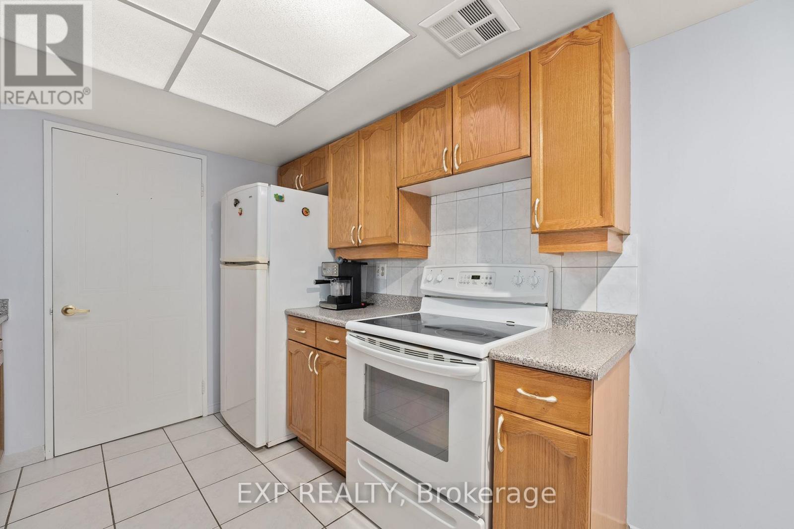 521 - 32 Clarissa Drive, Richmond Hill, Ontario  L4C 9R7 - Photo 8 - N12406080