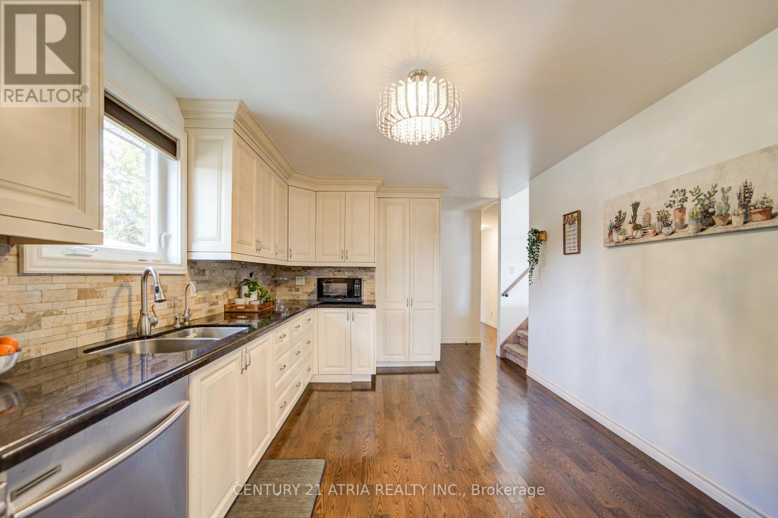 115 Ondrey Street, Bradford West Gwillimbury, Ontario  L3Z 2X1 - Photo 4 - N12406096