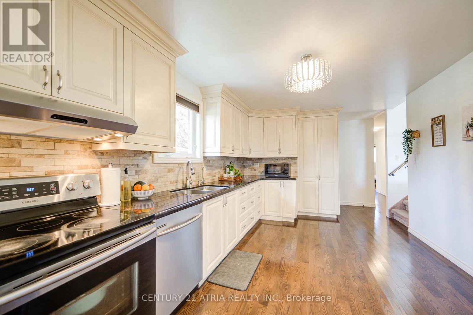 115 Ondrey Street, Bradford West Gwillimbury, Ontario  L3Z 2X1 - Photo 5 - N12406096