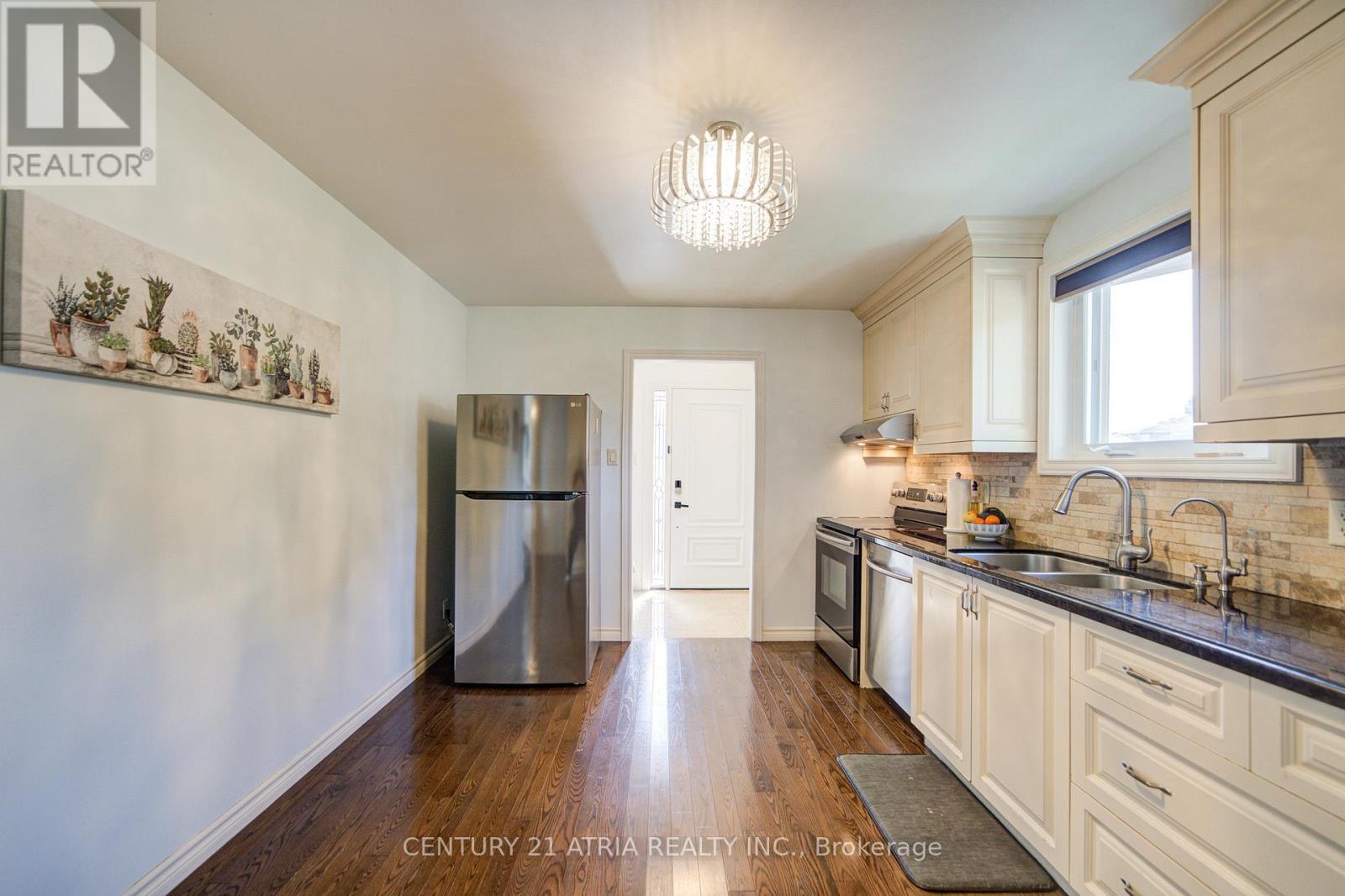 115 Ondrey Street, Bradford West Gwillimbury, Ontario  L3Z 2X1 - Photo 6 - N12406096