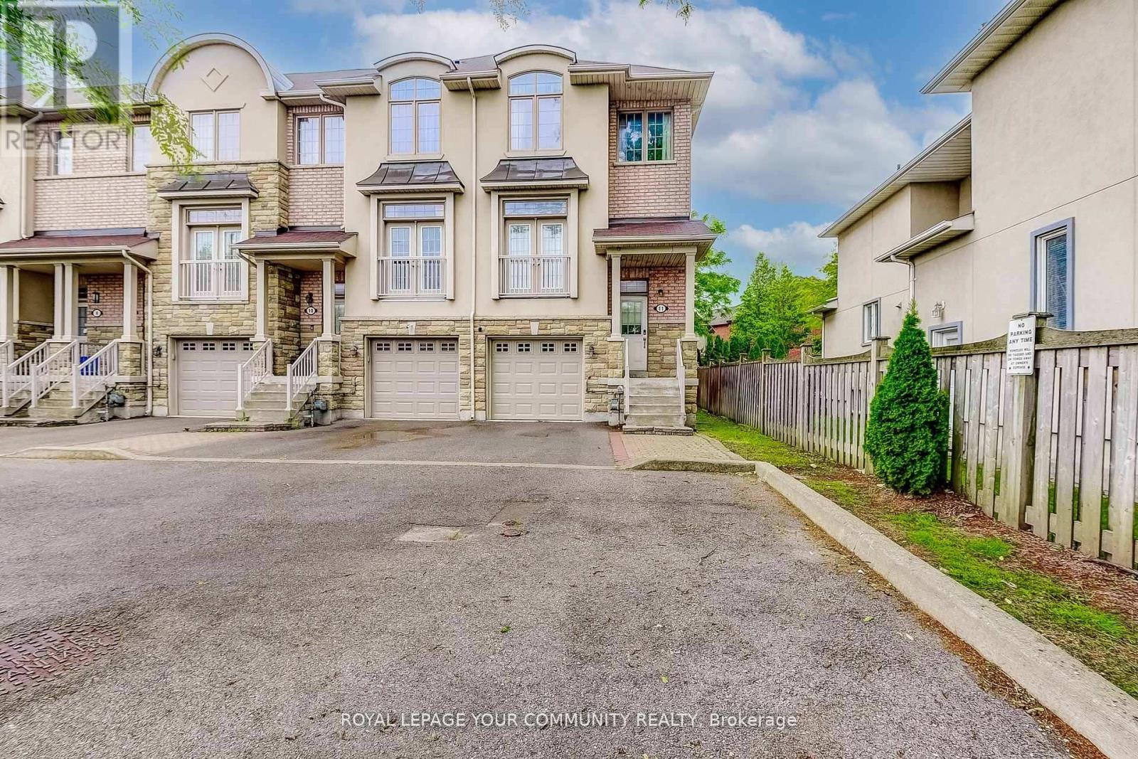 11 - 9205 Bathurst Street, Richmond Hill, Ontario  L4C 0V9 - Photo 2 - N12406103