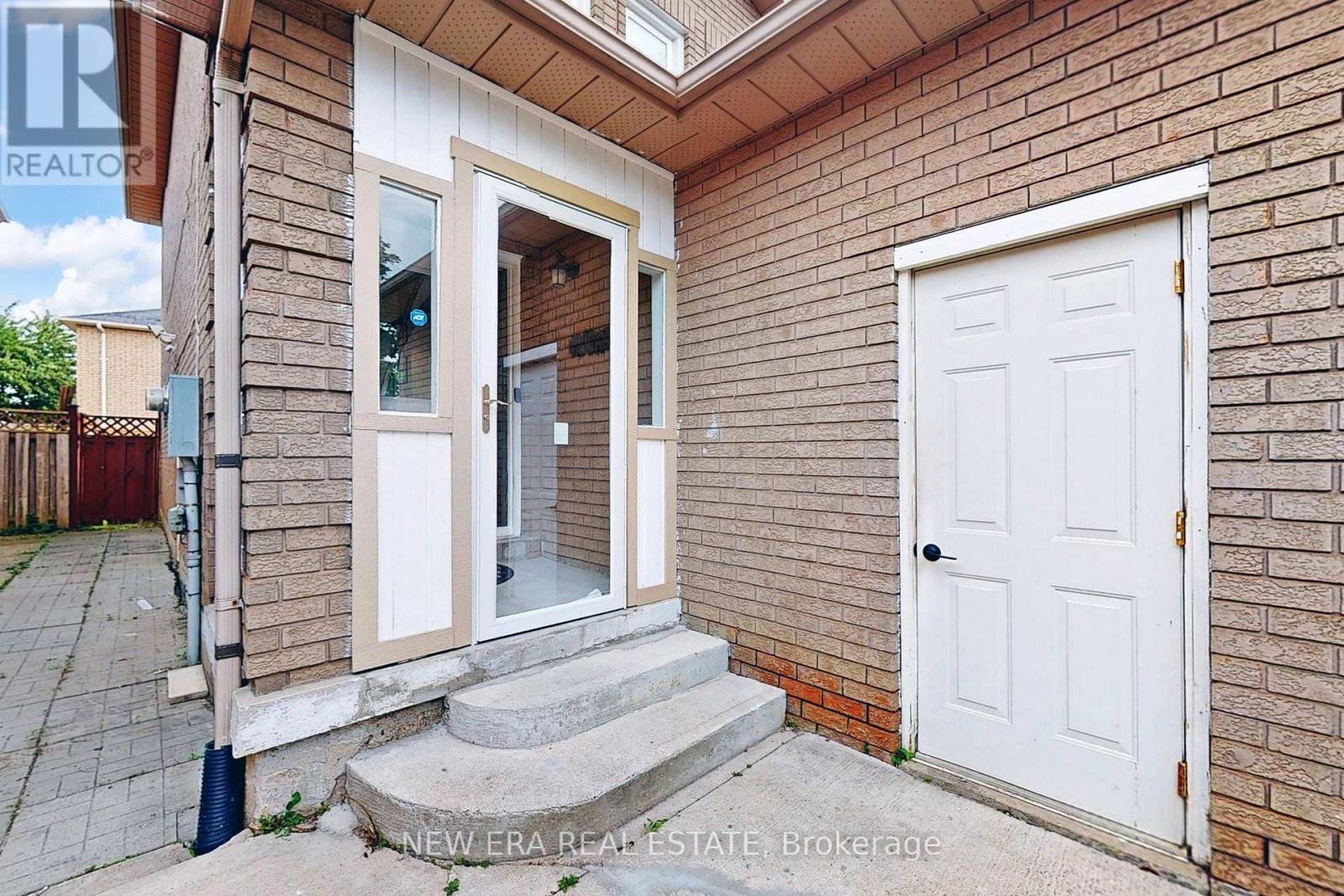 96 Toba Crescent, Brampton (Heart Lake), Ontario  L6Z 4R8 - Photo 12 - W12405957