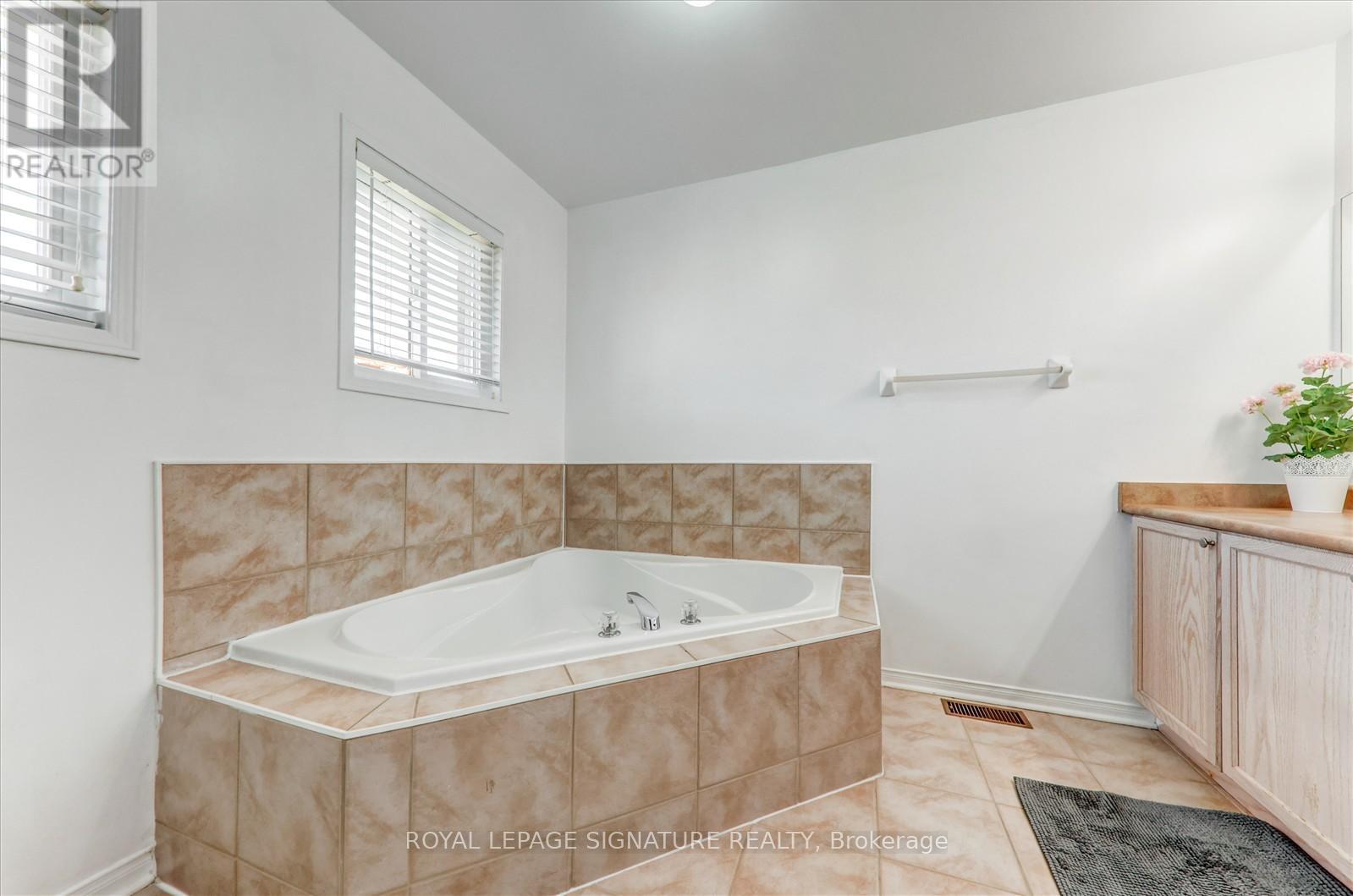 72 Fairhill Avenue, Brampton, Ontario  L7A 2E8 - Photo 21 - W12405978