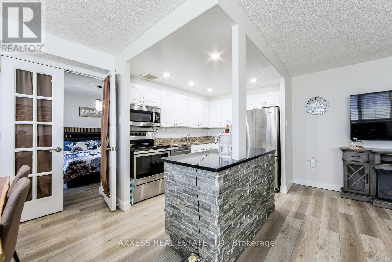 609 - 3590 Kaneff Crescent, Mississauga, Ontario  L5A 3X3 - Photo 12 - W12406006