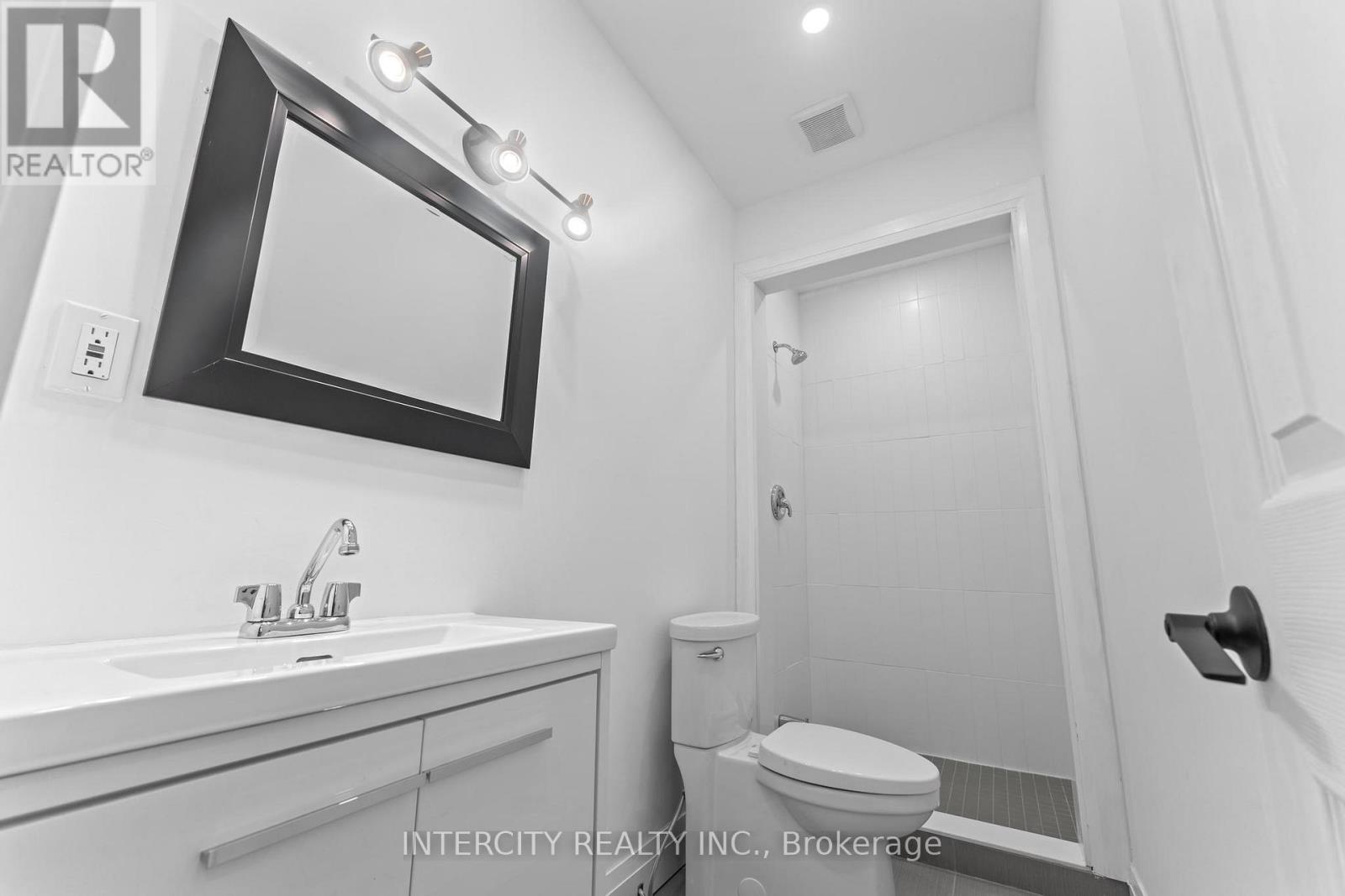 68 Greendale Avenue, Toronto (Rockcliffe-Smythe), Ontario  M6N 4P6 - Photo 16 - W12406078