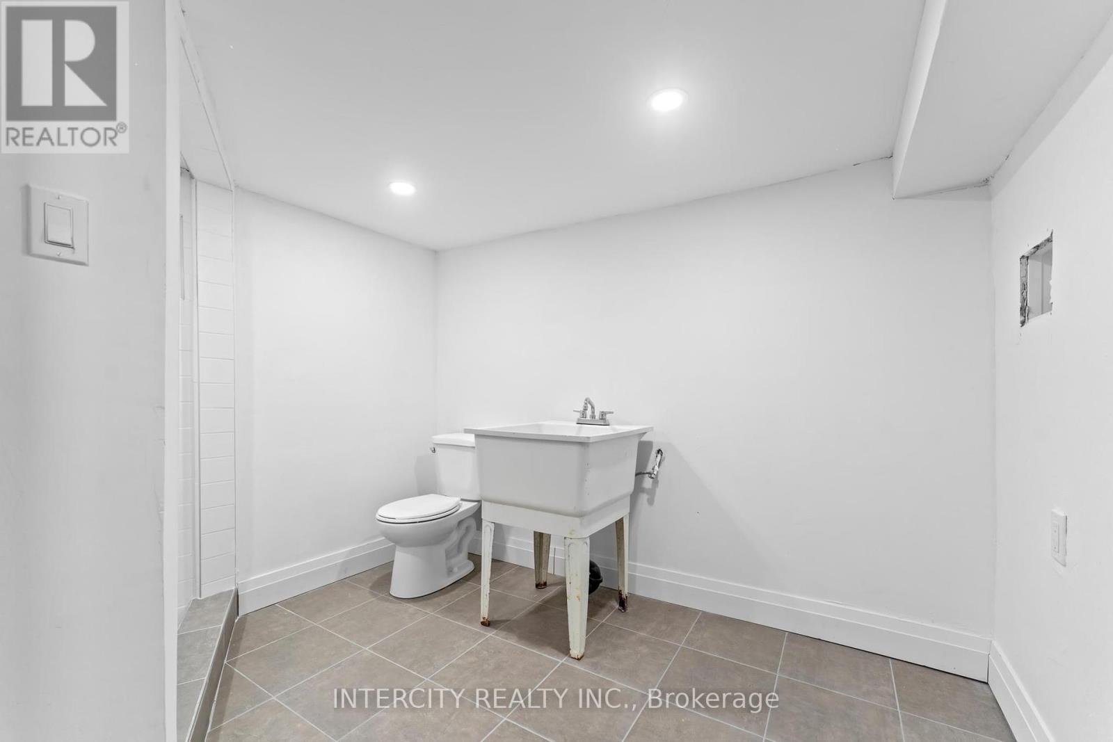 68 Greendale Avenue, Toronto (Rockcliffe-Smythe), Ontario  M6N 4P6 - Photo 21 - W12406078