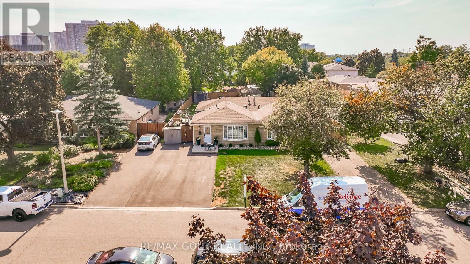 118 Fallingdale Crescent, Brampton, Ontario  L6T 3J6 - Photo 3 - W12406099