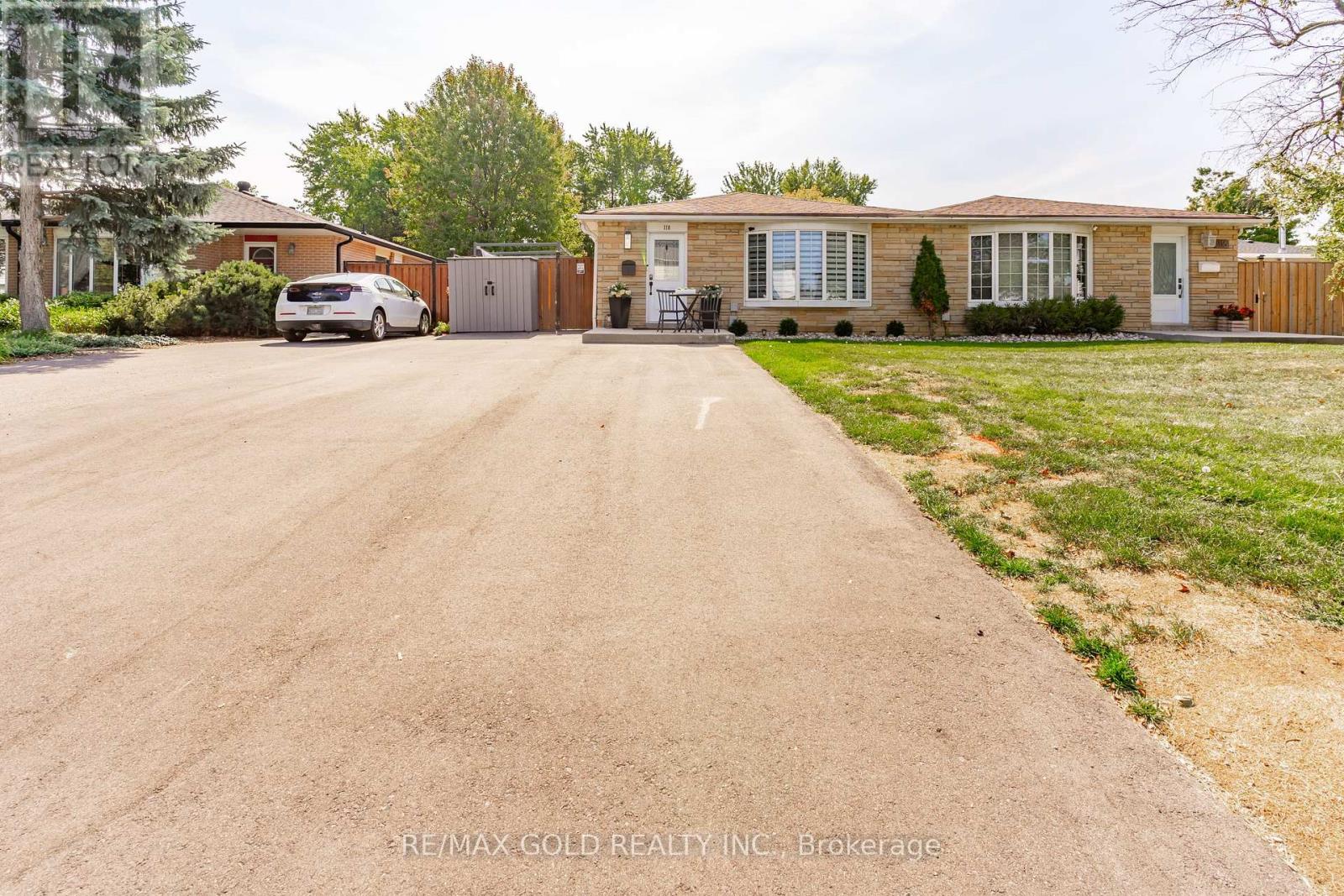 118 Fallingdale Crescent, Brampton, Ontario  L6T 3J6 - Photo 4 - W12406099