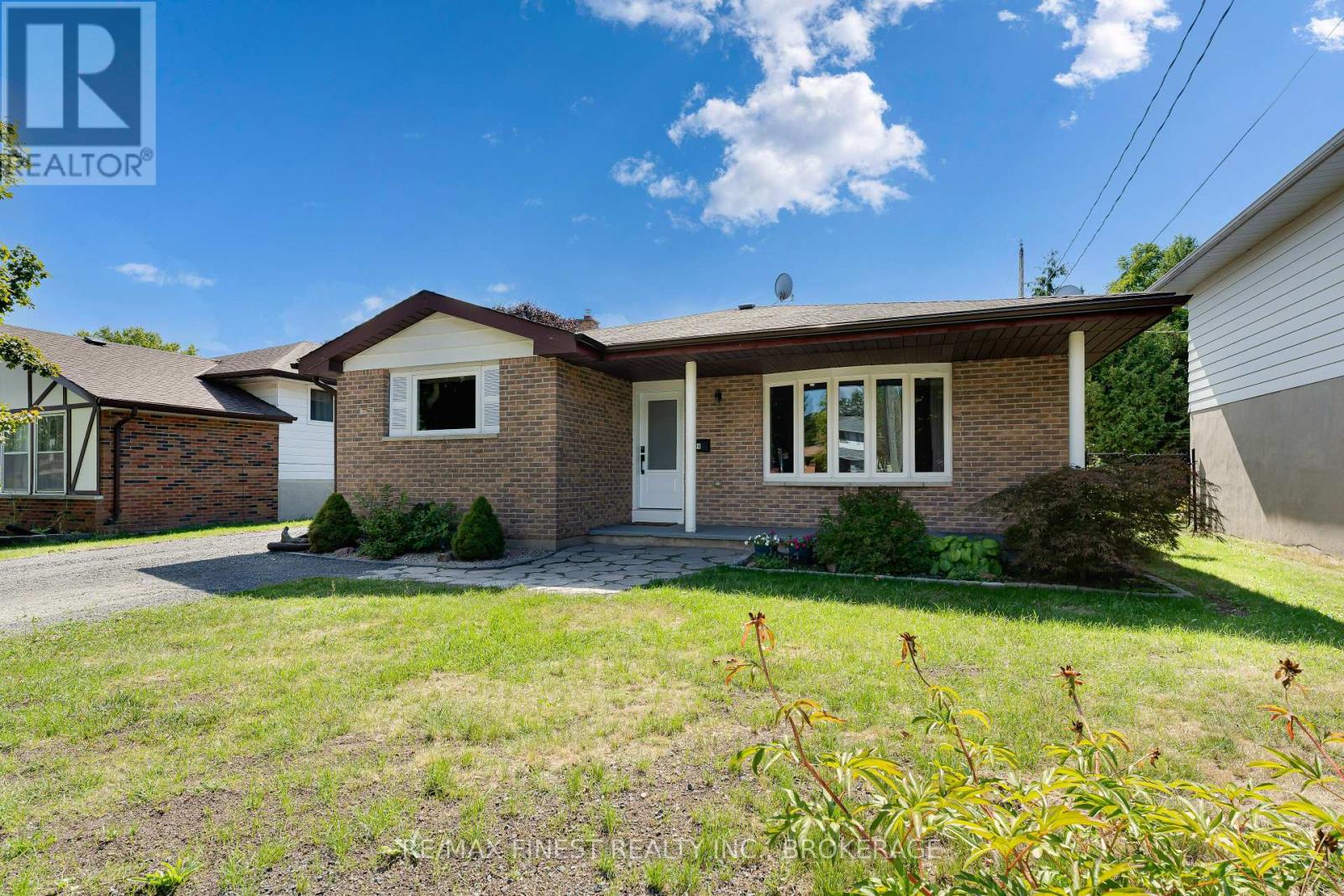 Property at 204 QUEEN STREET image 3