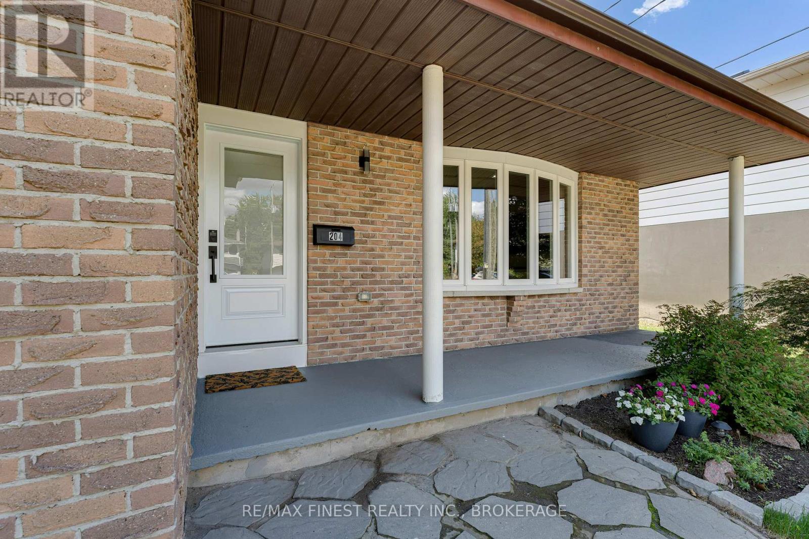 Property at 204 QUEEN STREET image 5