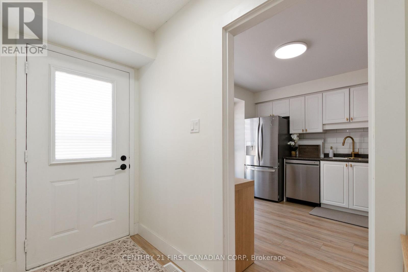 60 - 35 Waterman Avenue, London South, Ontario  N6C 5T8 - Photo 2 - X12406420