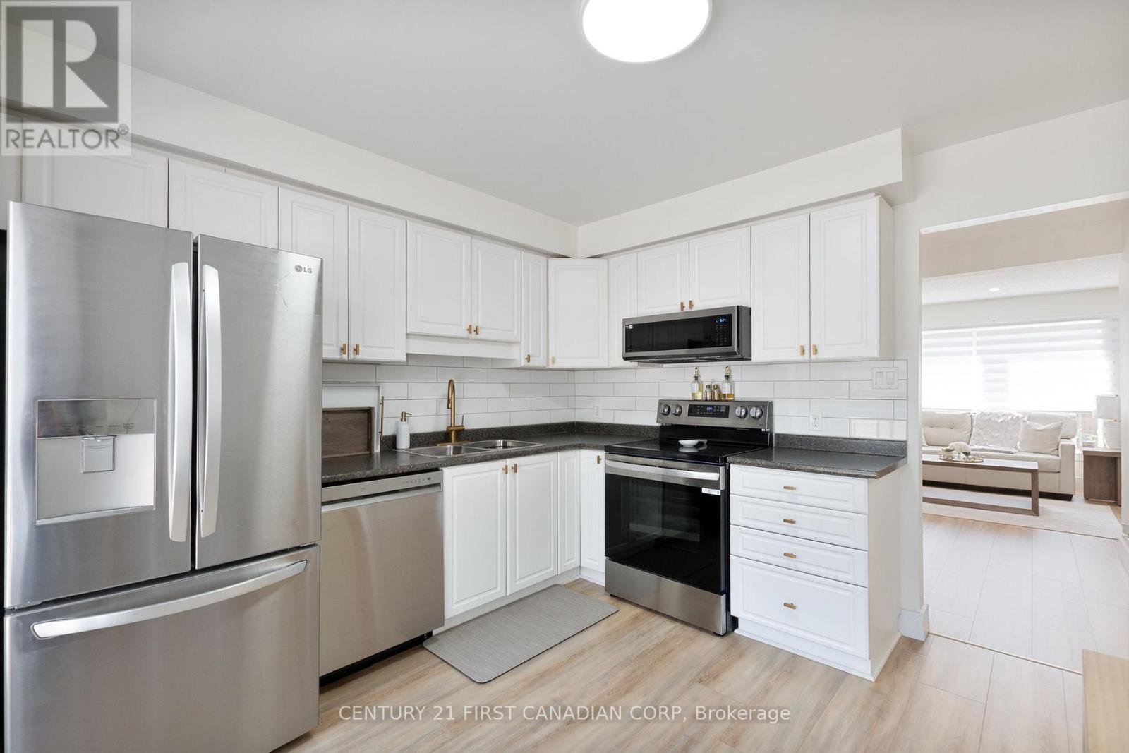 60 - 35 Waterman Avenue, London South, Ontario  N6C 5T8 - Photo 4 - X12406420