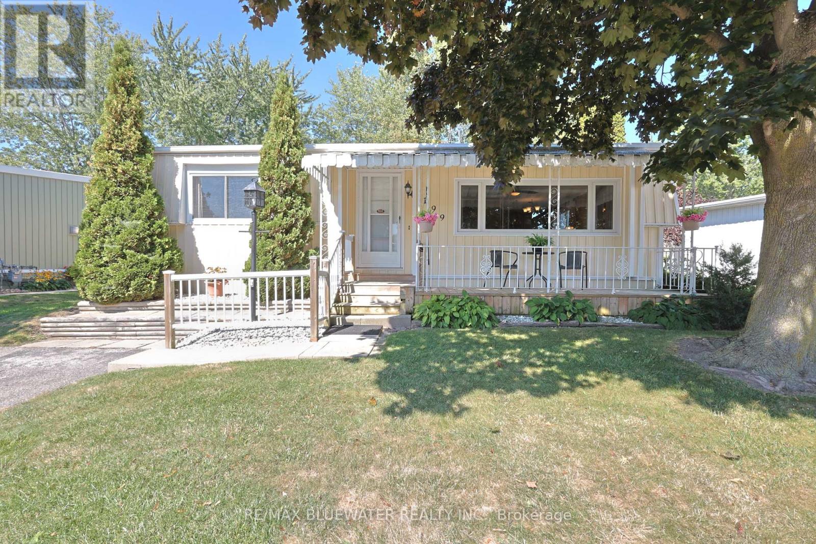 199 Pebble Beach Parkway, South Huron, Ontario  N0M 1T0 - Photo 1 - X12406449