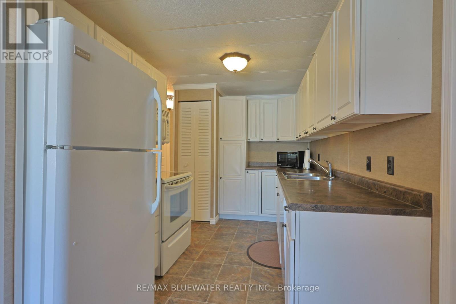 199 Pebble Beach Parkway, South Huron, Ontario  N0M 1T0 - Photo 15 - X12406449