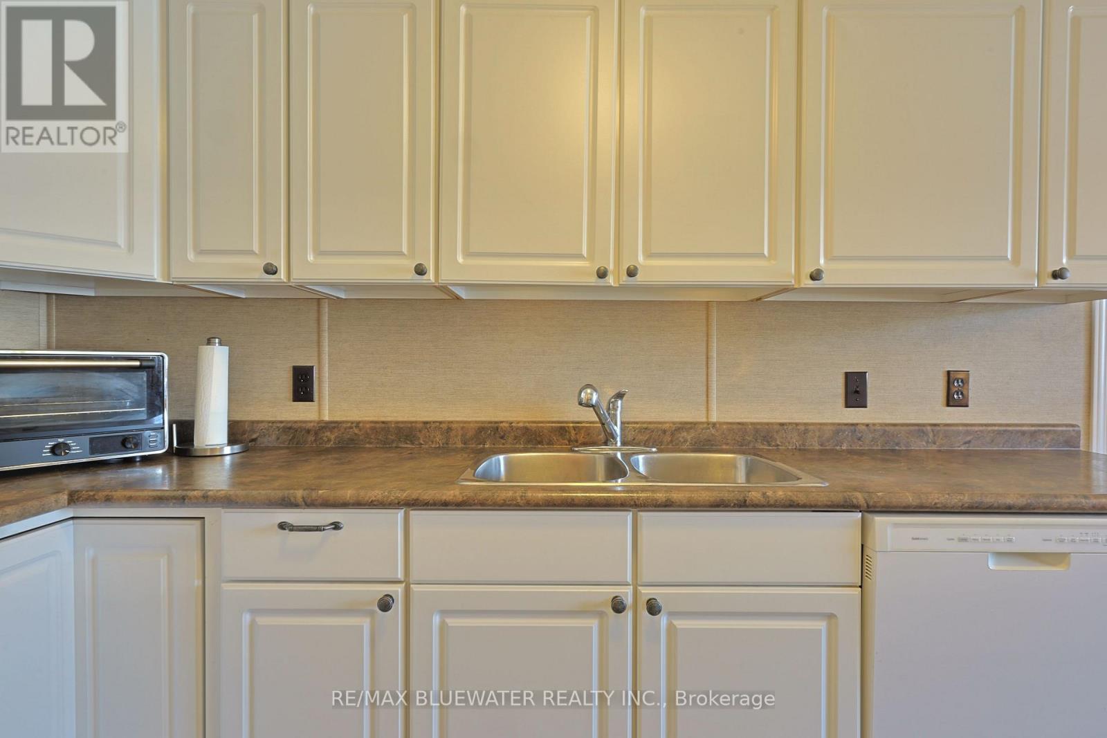 199 Pebble Beach Parkway, South Huron, Ontario  N0M 1T0 - Photo 17 - X12406449