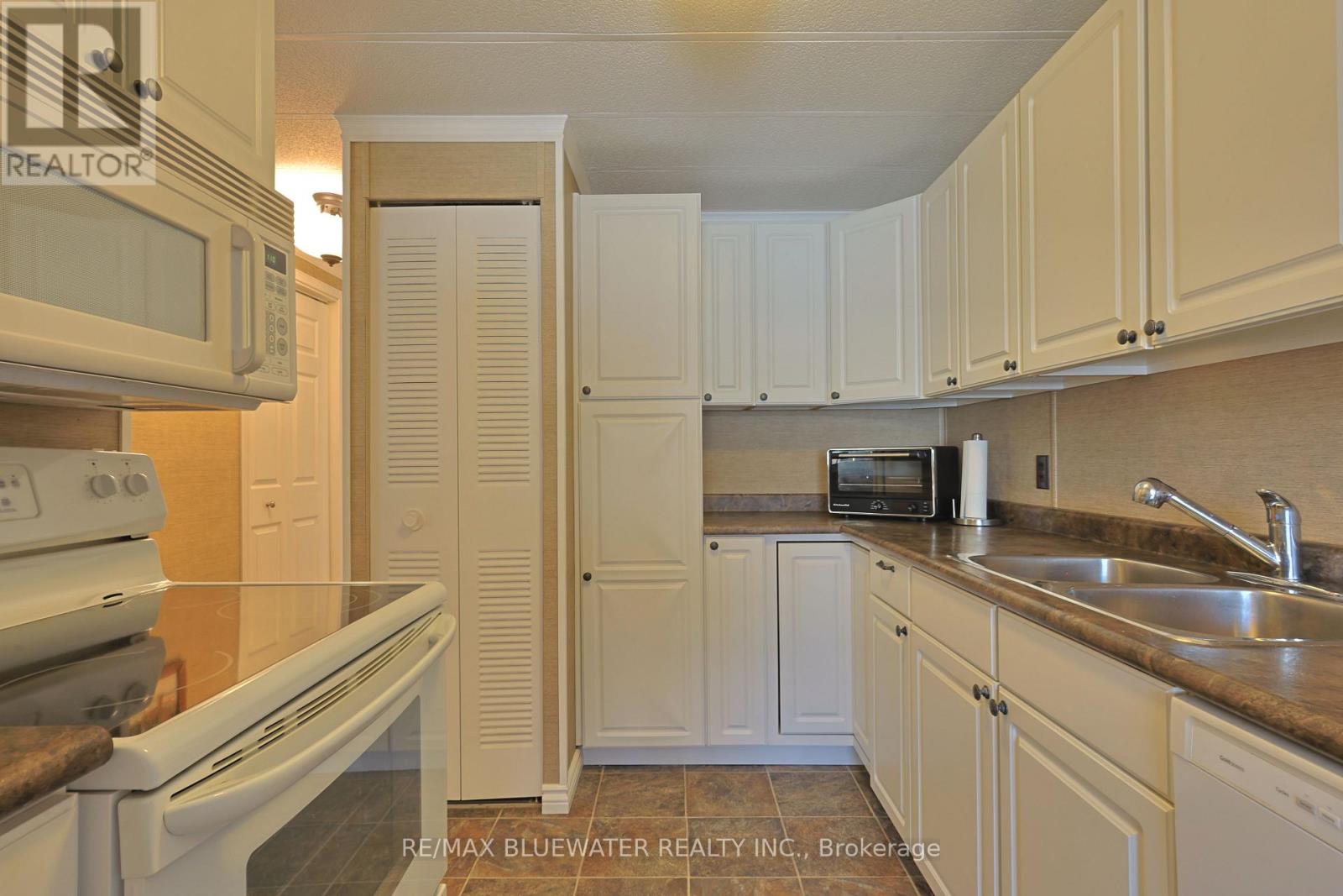 199 Pebble Beach Parkway, South Huron, Ontario  N0M 1T0 - Photo 4 - X12406449
