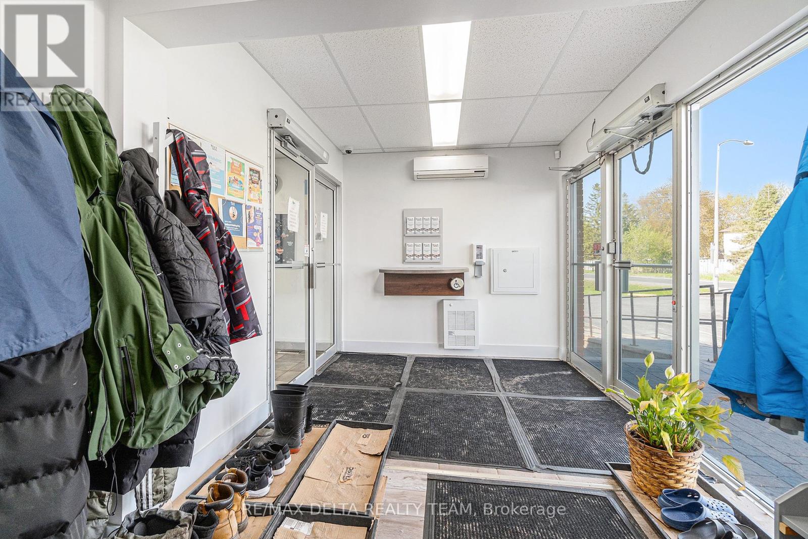 3713 Navan Road, Ottawa, Ontario  K1B 1H9 - Photo 4 - X12406433