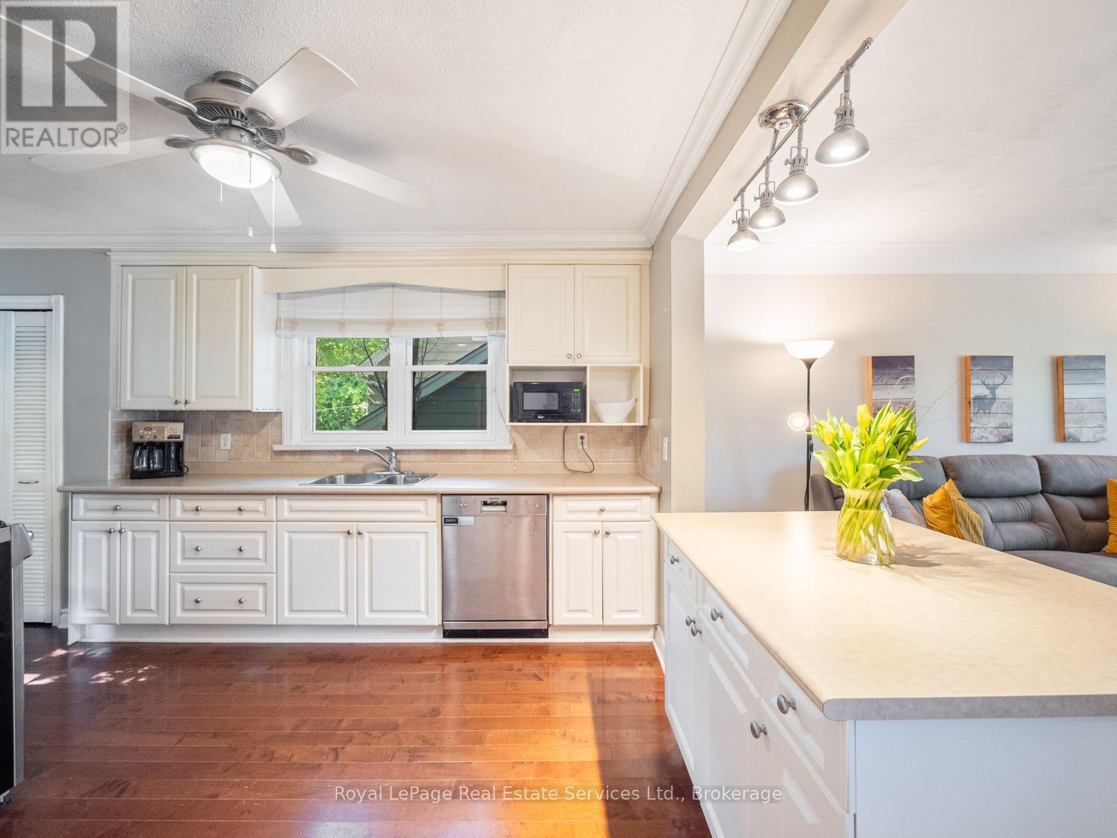 938 King Road, Burlington (Lasalle), Ontario  L7T 3L3 - Photo 15 - W12406273