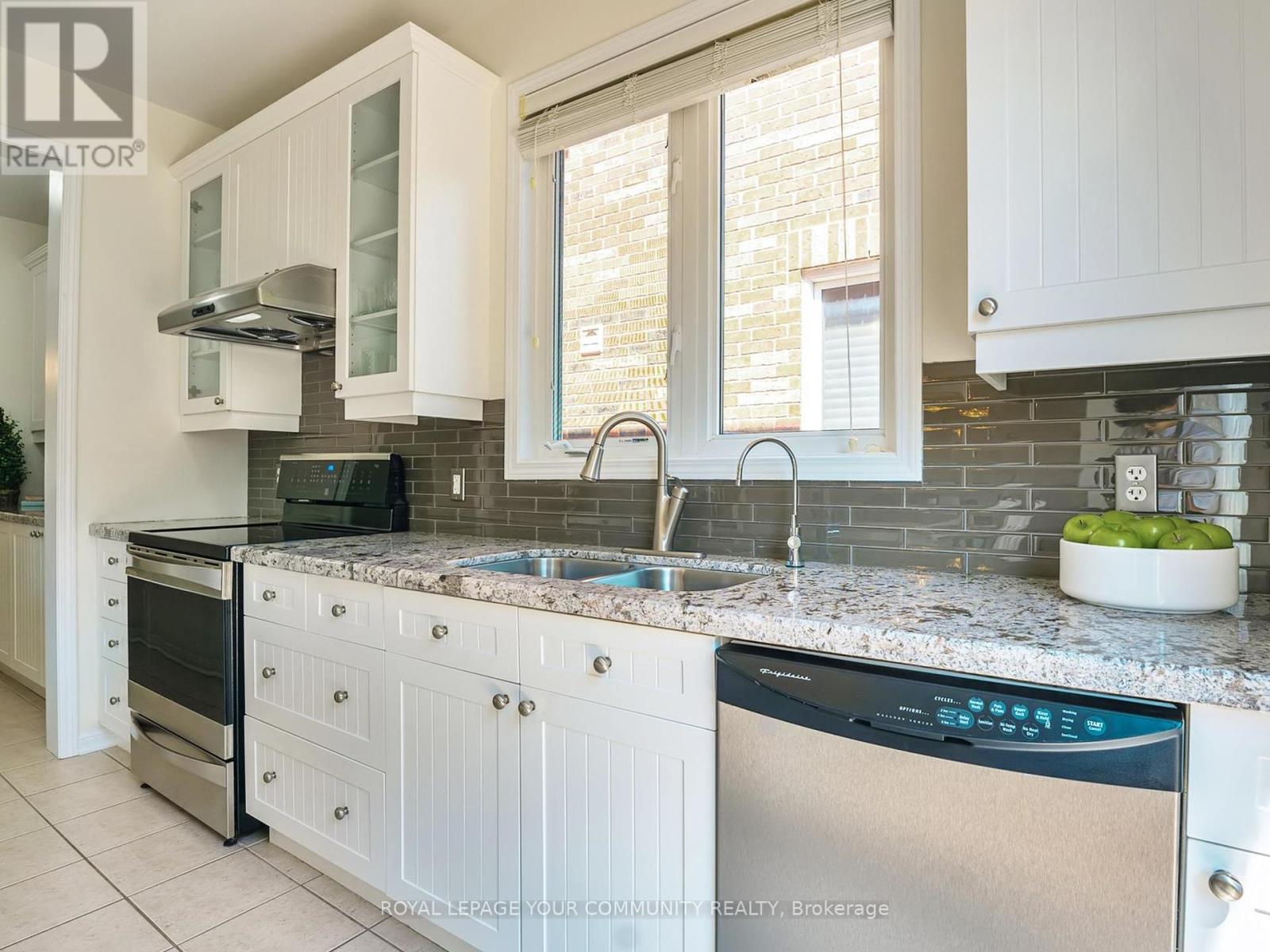 118 Ina Lane, Whitchurch-Stouffville, Ontario  L4A 0L8 - Photo 12 - N12391958