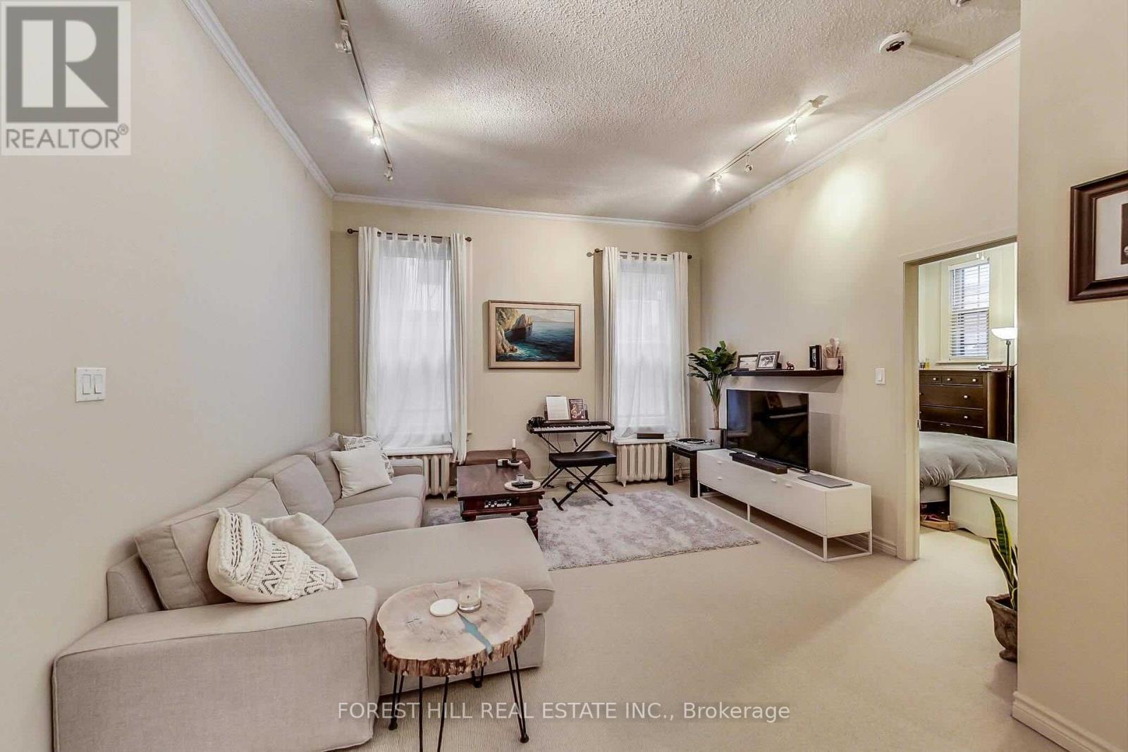 72 Walmer Road, Toronto, Ontario  M5R 2X7 - Photo 4 - C12406129