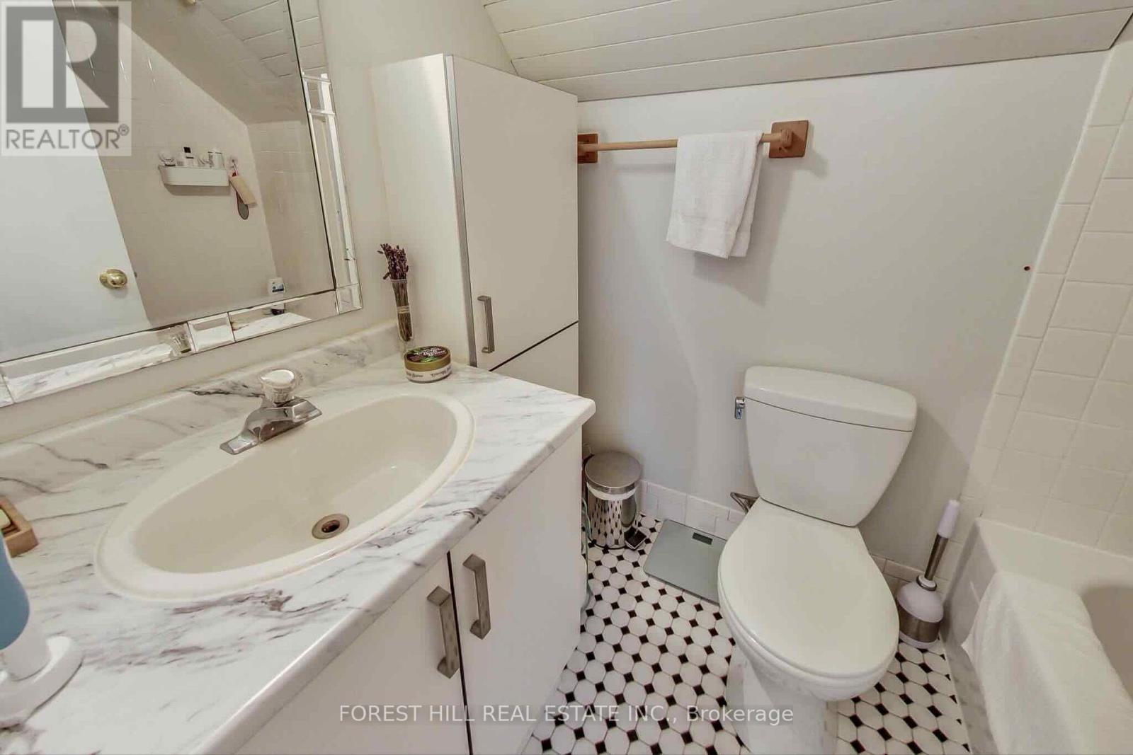 72 Walmer Road, Toronto, Ontario  M5R 2X7 - Photo 6 - C12406129