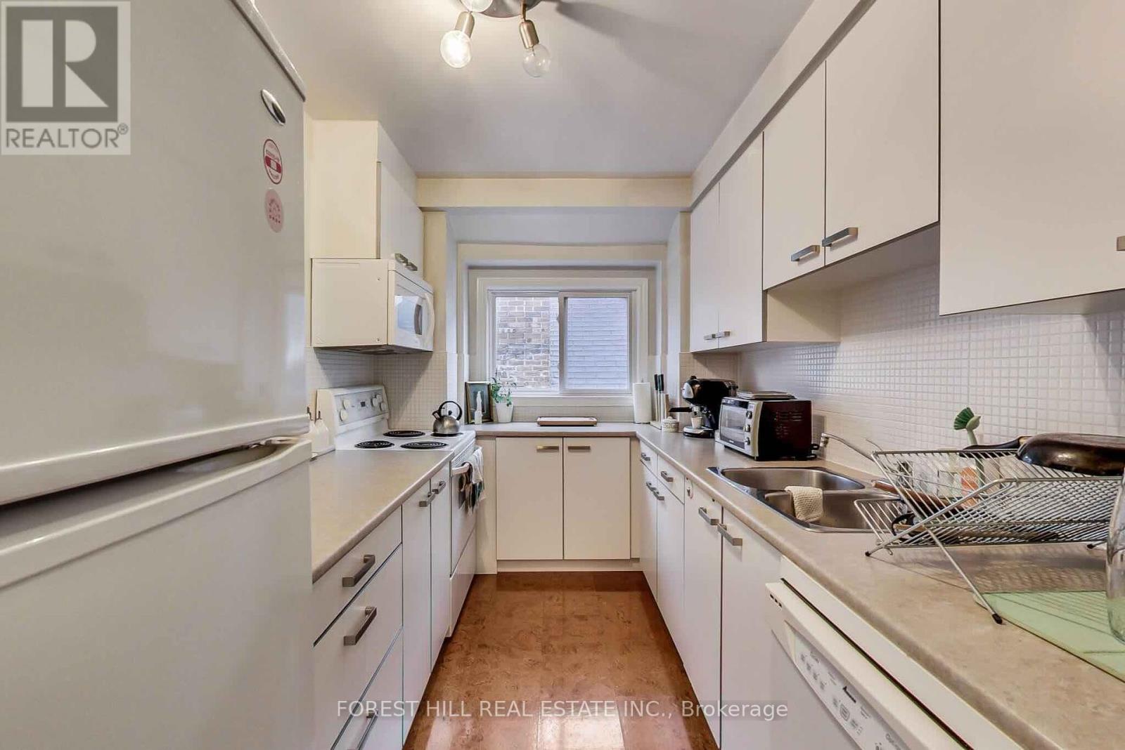 72 Walmer Road, Toronto, Ontario  M5R 2X7 - Photo 8 - C12406129
