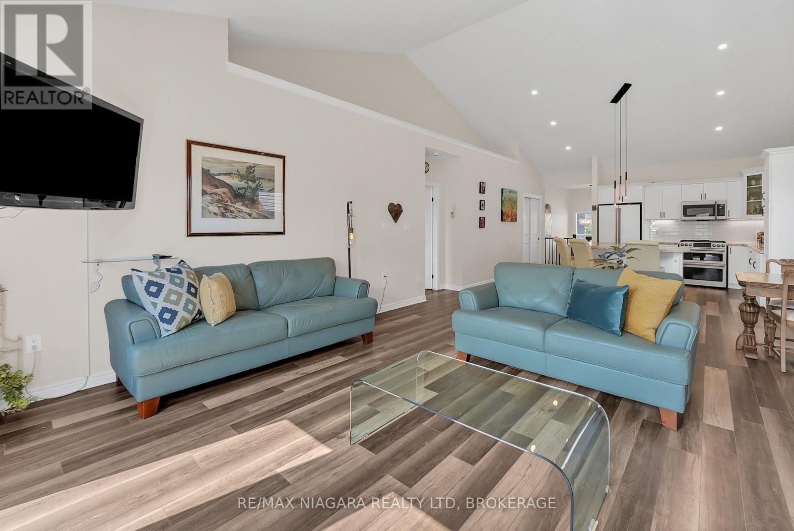 8738 Upper Canada Drive, Niagara Falls, Ontario  L2H 0B8 - Photo 11 - X12406452