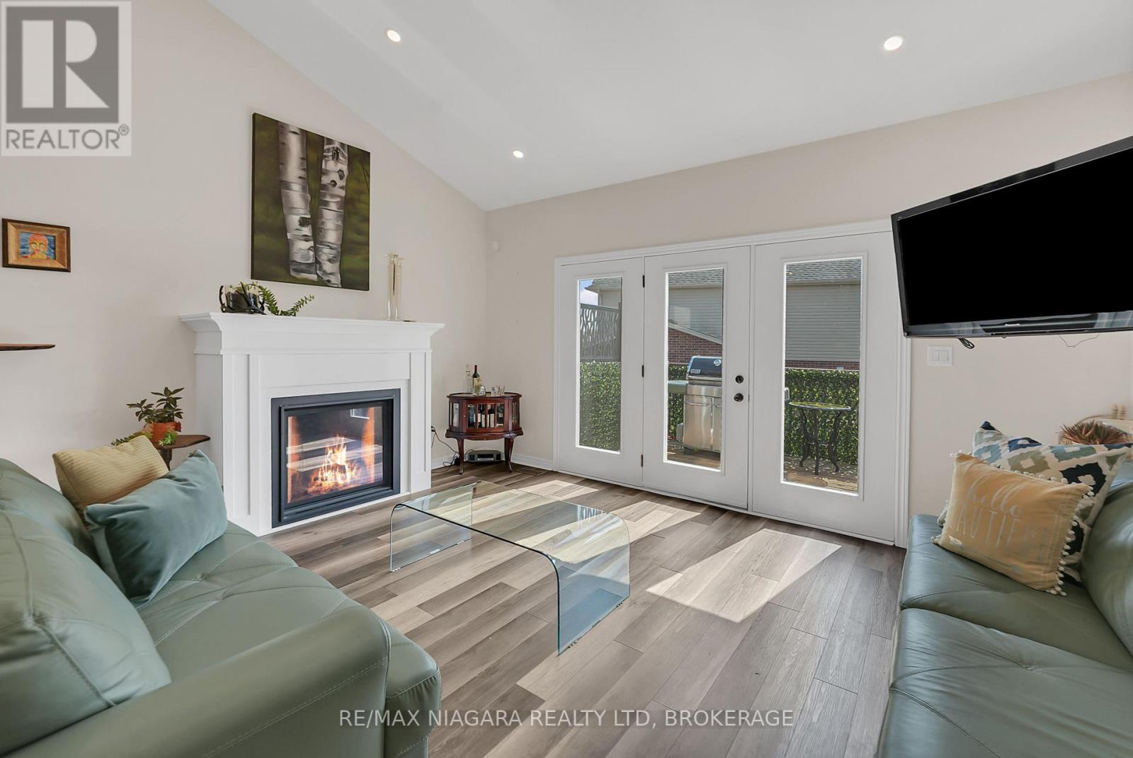 8738 Upper Canada Drive, Niagara Falls, Ontario  L2H 0B8 - Photo 12 - X12406452