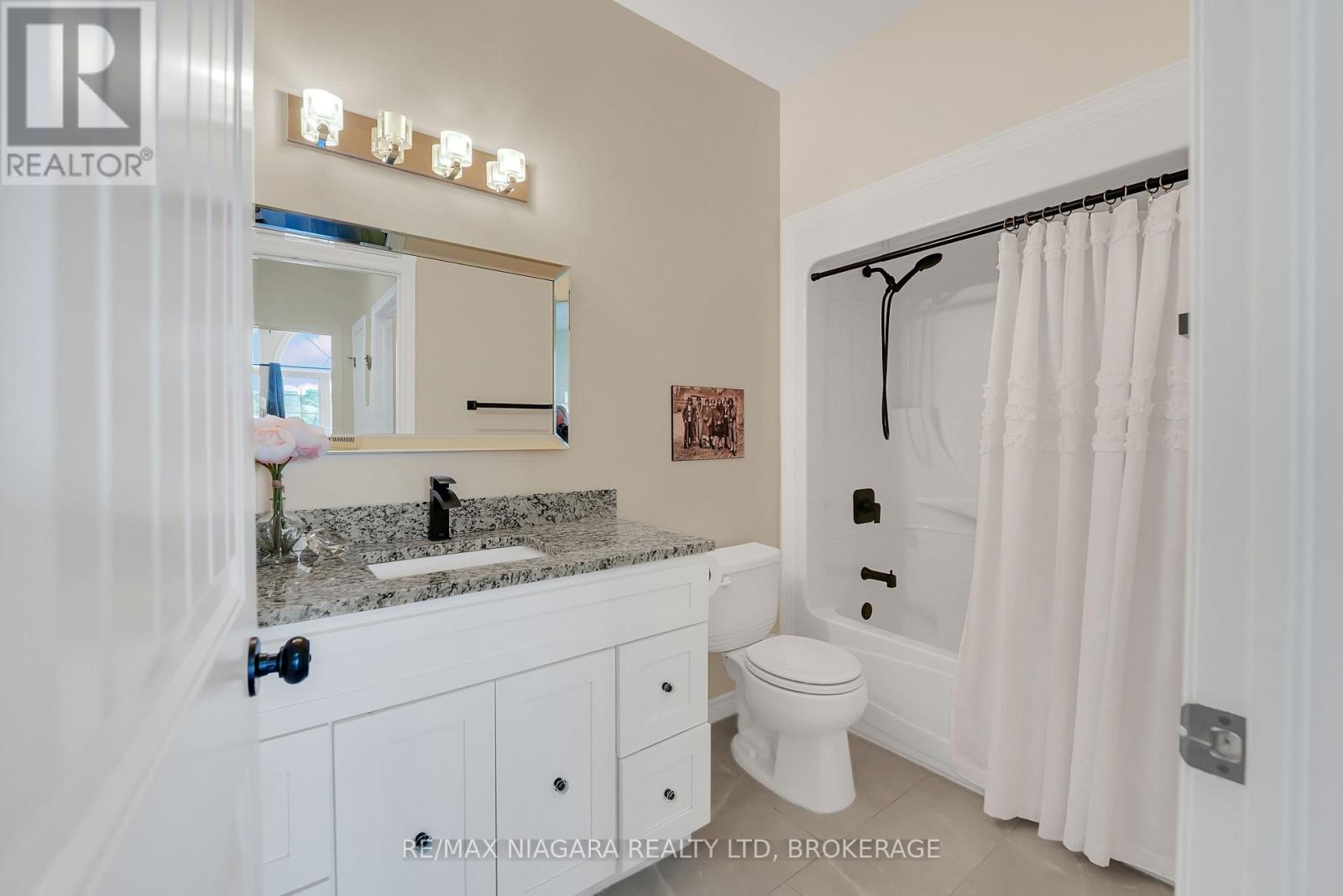 8738 Upper Canada Drive, Niagara Falls, Ontario  L2H 0B8 - Photo 22 - X12406452