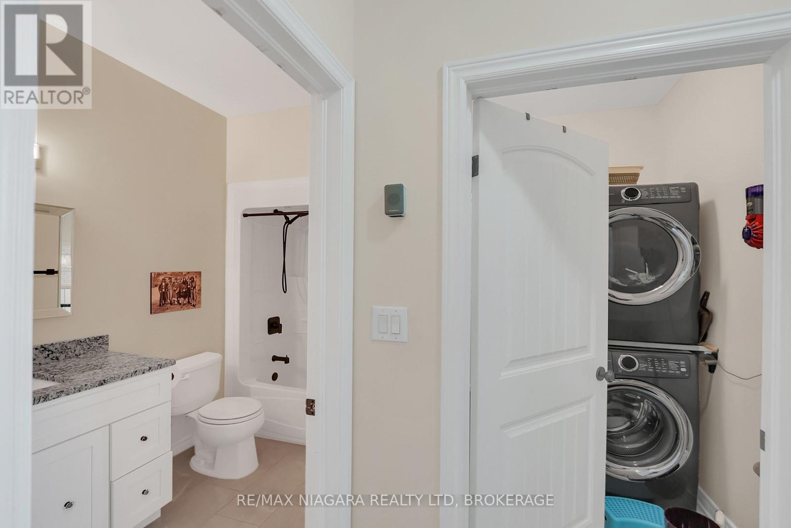 8738 Upper Canada Drive, Niagara Falls, Ontario  L2H 0B8 - Photo 23 - X12406452