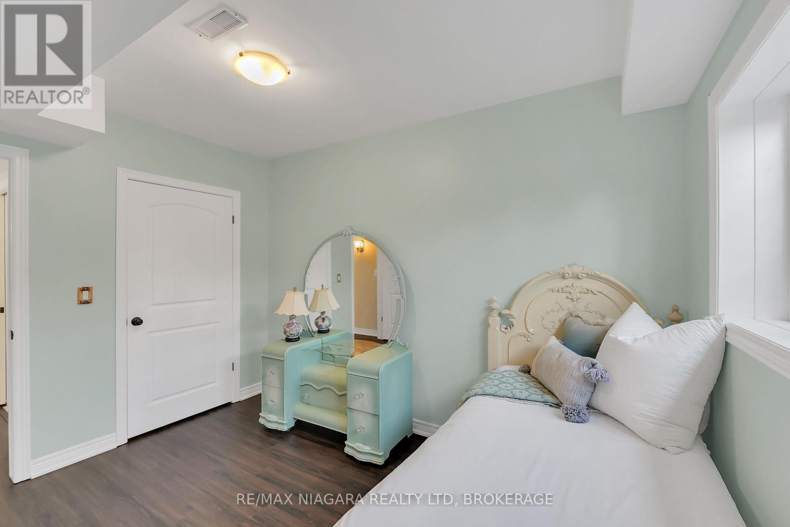 8738 Upper Canada Drive, Niagara Falls, Ontario  L2H 0B8 - Photo 30 - X12406452