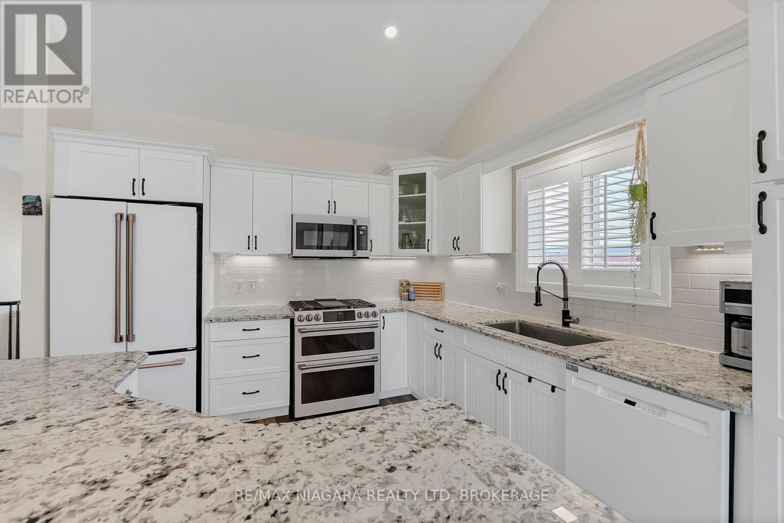 8738 Upper Canada Drive, Niagara Falls, Ontario  L2H 0B8 - Photo 5 - X12406452