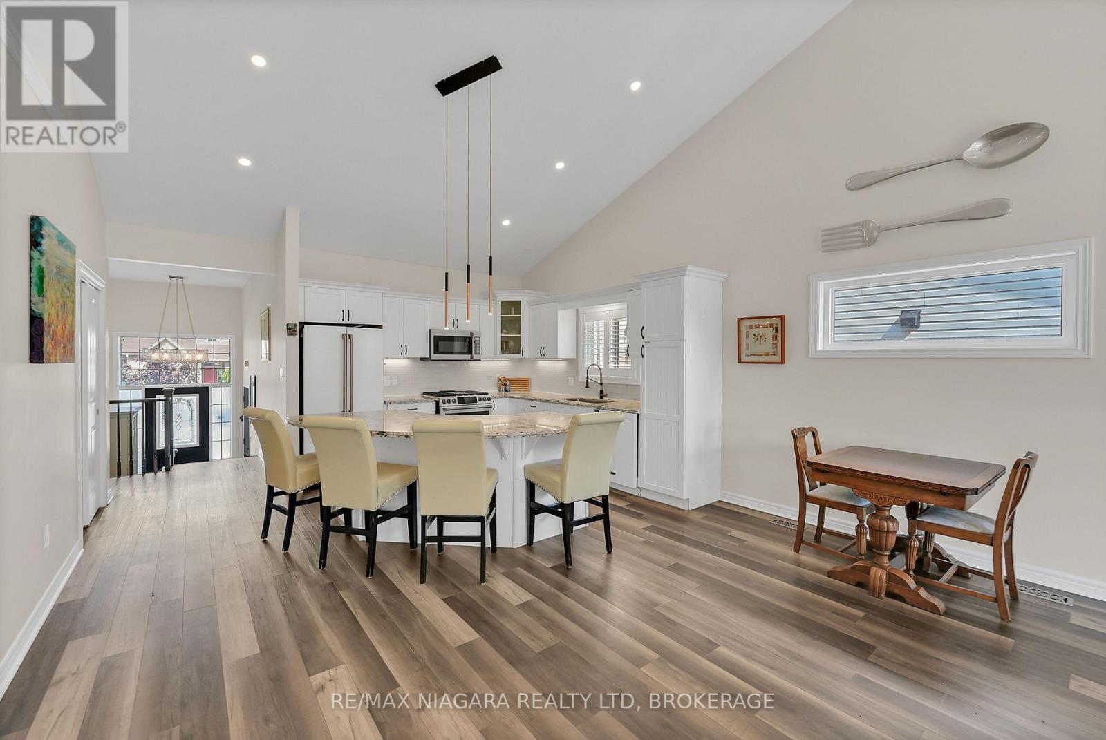 8738 Upper Canada Drive, Niagara Falls, Ontario  L2H 0B8 - Photo 6 - X12406452