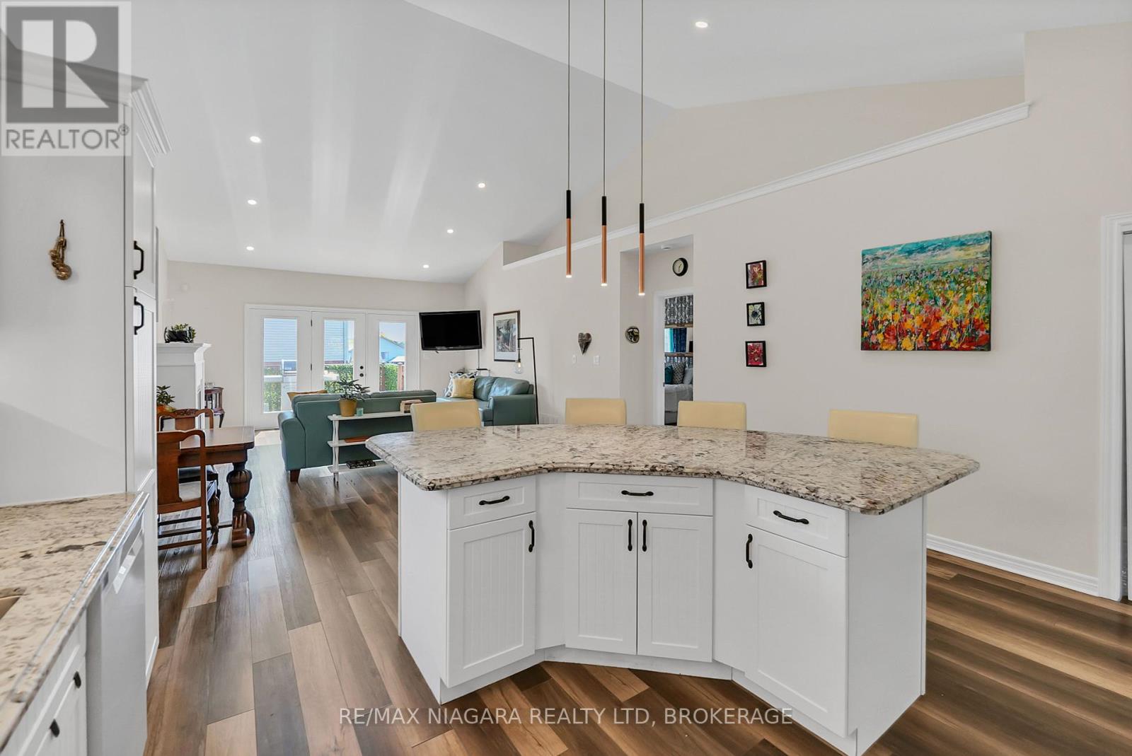 8738 Upper Canada Drive, Niagara Falls, Ontario  L2H 0B8 - Photo 8 - X12406452