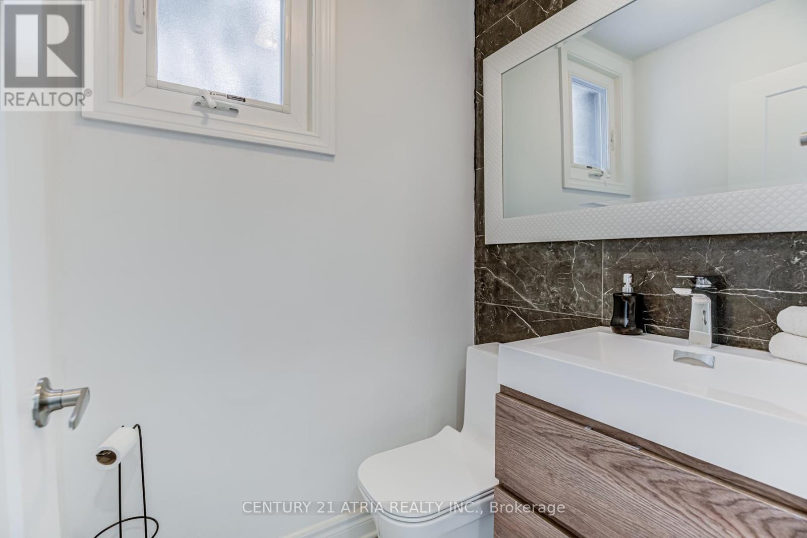 58 Lawnwood Court, Richmond Hill, Ontario  L4C 4T2 - Photo 18 - N12406136