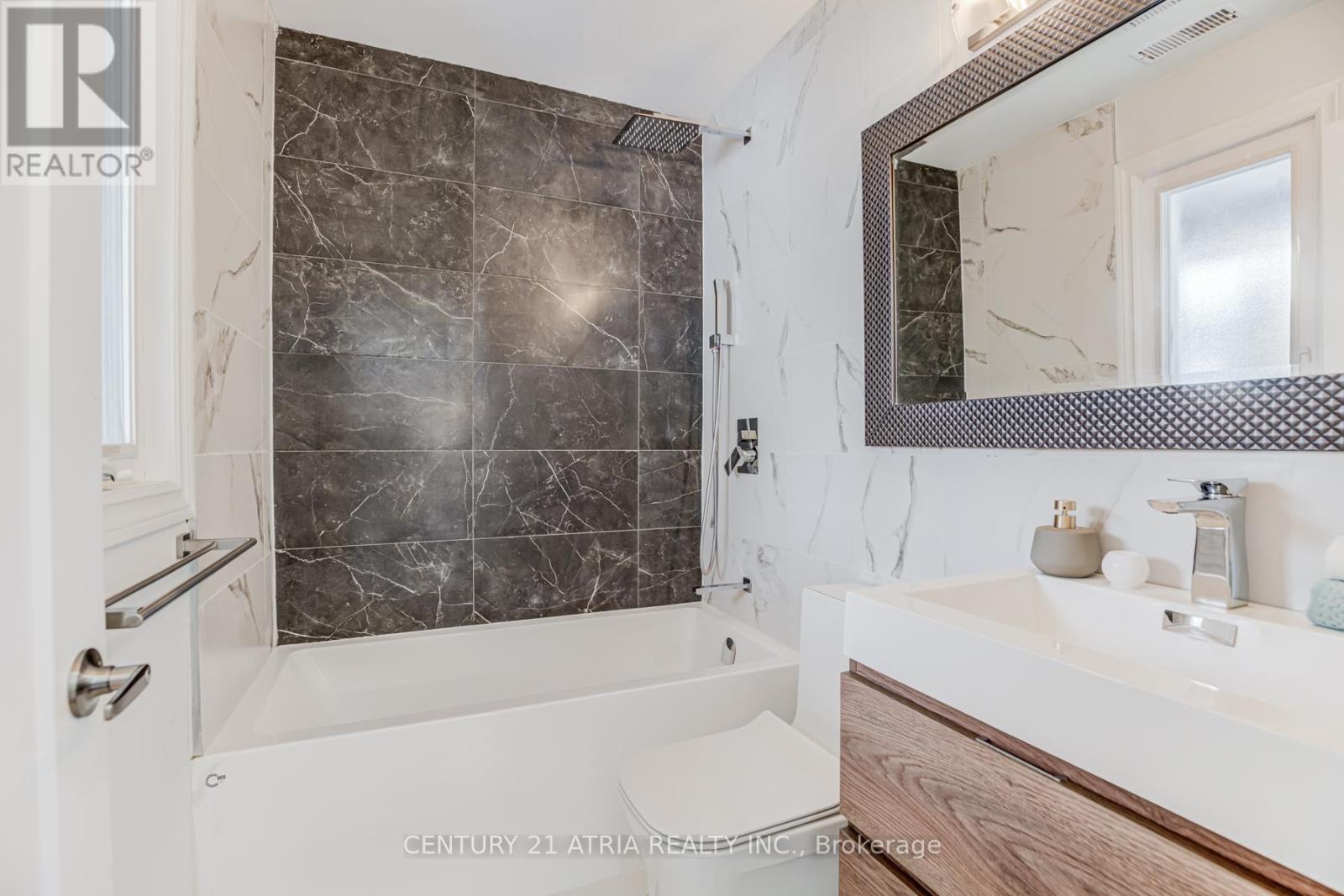 58 Lawnwood Court, Richmond Hill, Ontario  L4C 4T2 - Photo 22 - N12406136