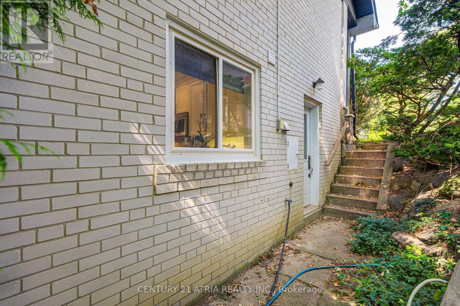 58 Lawnwood Court, Richmond Hill, Ontario  L4C 4T2 - Photo 35 - N12406136