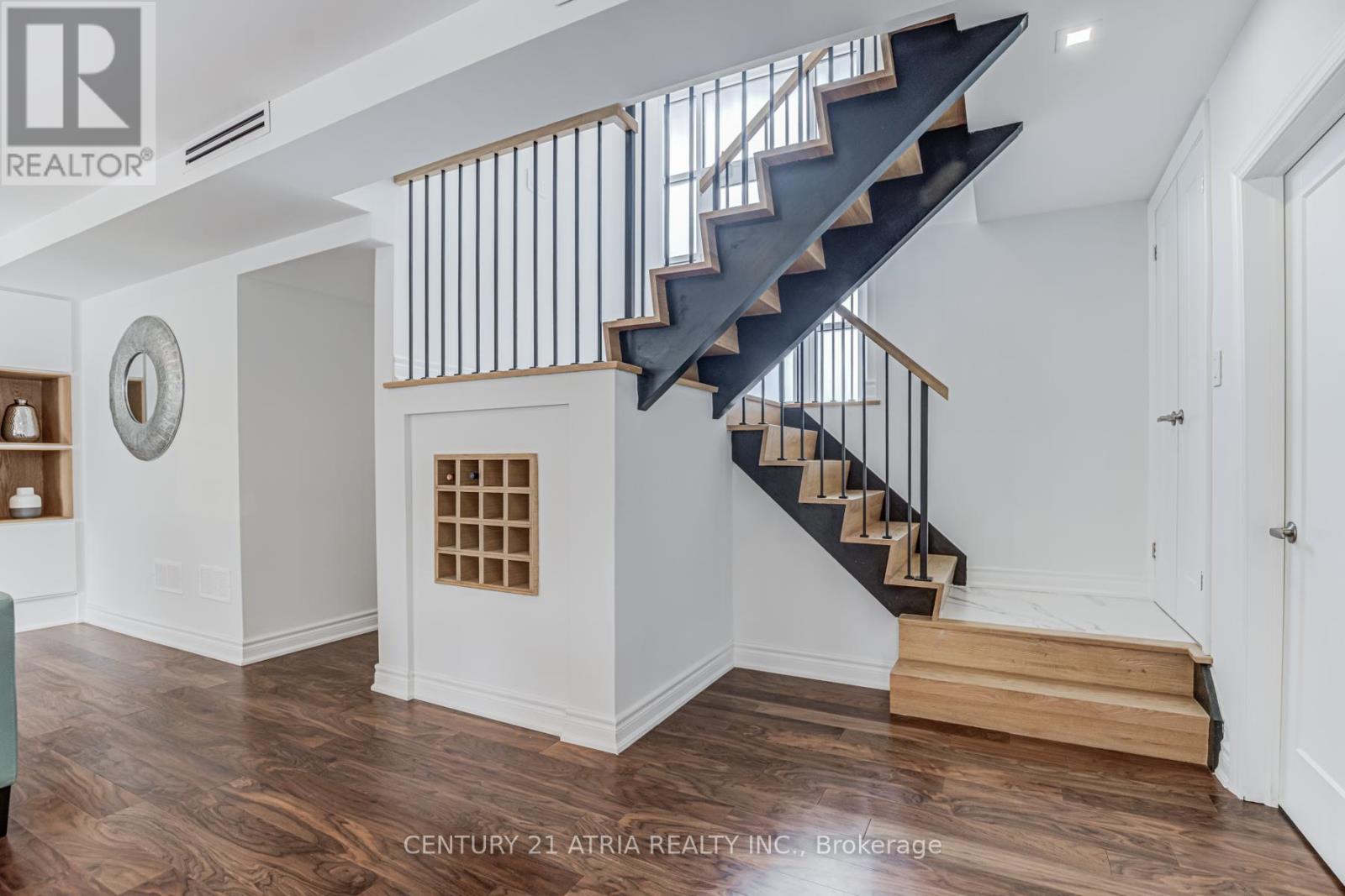 58 Lawnwood Court, Richmond Hill, Ontario  L4C 4T2 - Photo 6 - N12406136