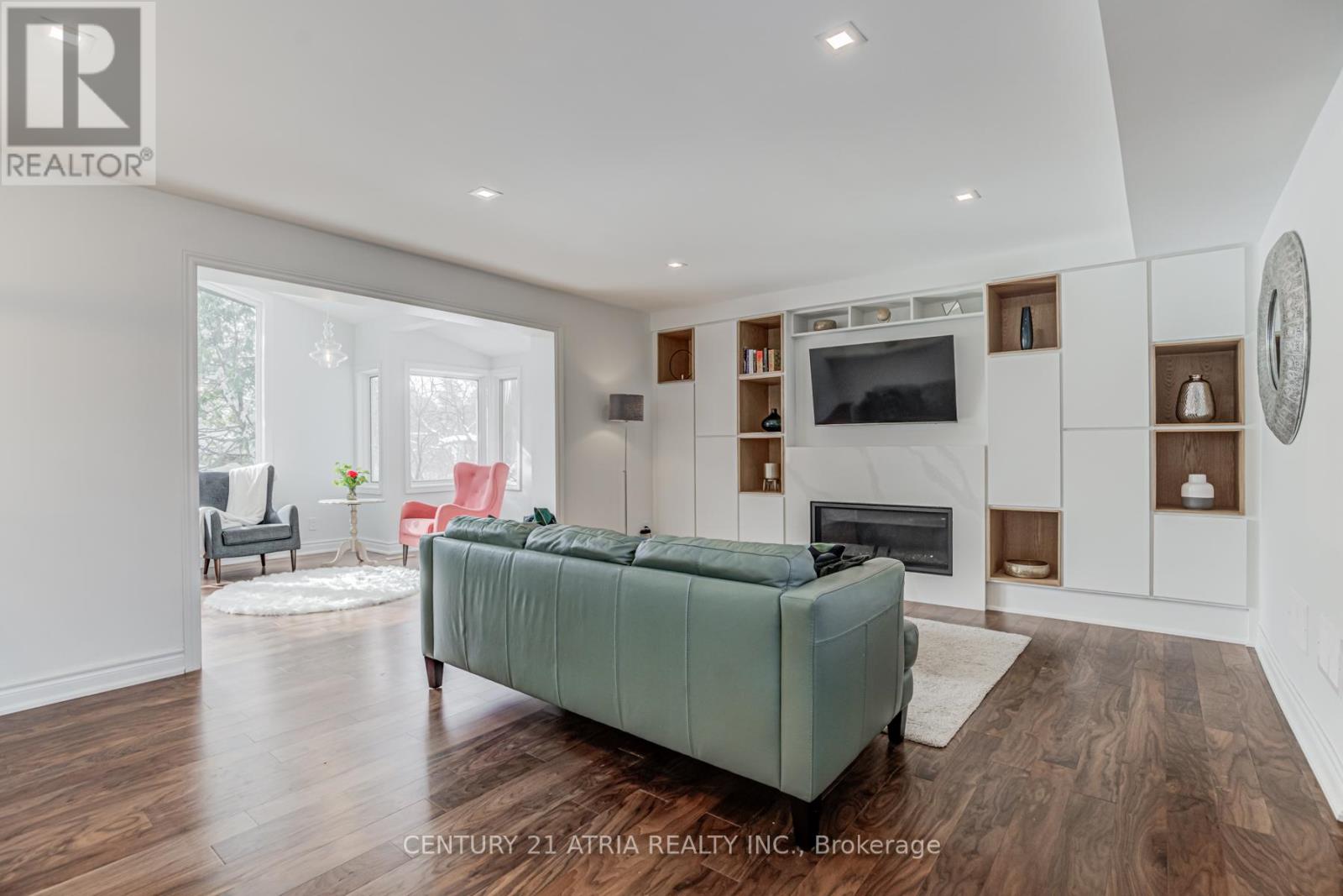 58 Lawnwood Court, Richmond Hill, Ontario  L4C 4T2 - Photo 7 - N12406136